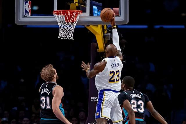 湖人逆转灰熊16分——双核驱动与第四节的致命一击