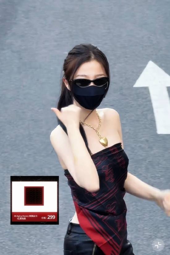 丝巾变抹胸，虞书欣又玩出新高度