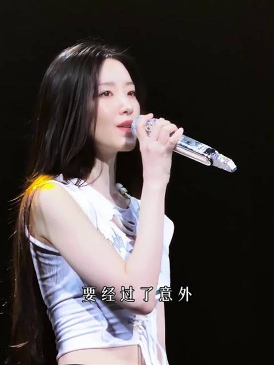 叶舒华裤子拉链没拉？舞台爆笑瞬间